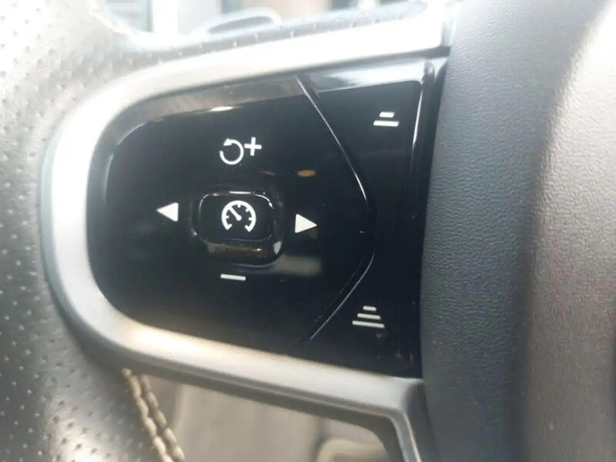 2019-volvo-xc90-20td-d5-r-design-big-15
