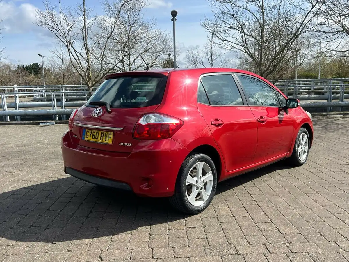 2010-toyota-auris-133-vvt-i-tr-5d-big-5
