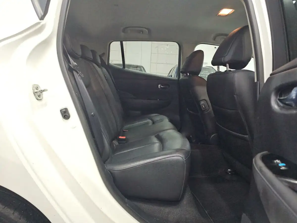 2015-nissan-leaf-e-tekna-24kwh-big-13