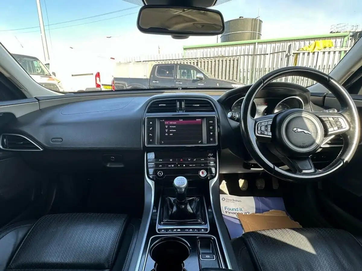 2016-jaguar-xe-20d-portfolio-163ps-big-2