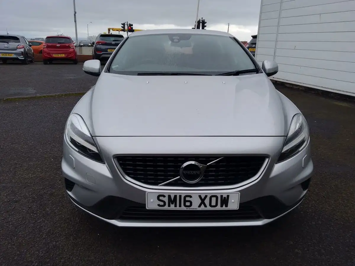 2016-volvo-v40-20td-d4-r-design-big-1