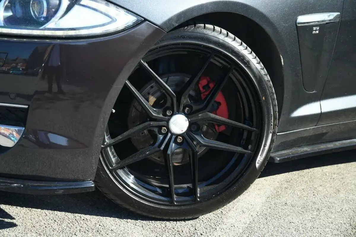 2015-jaguar-xf-22td-r-sport-200ps-saloon-4d-big-3