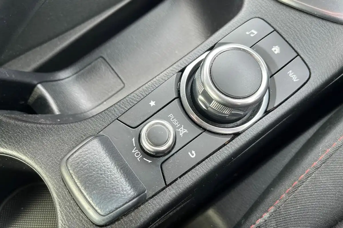 2015-mazda-mazda2-15-sport-nav-90ps-big-25