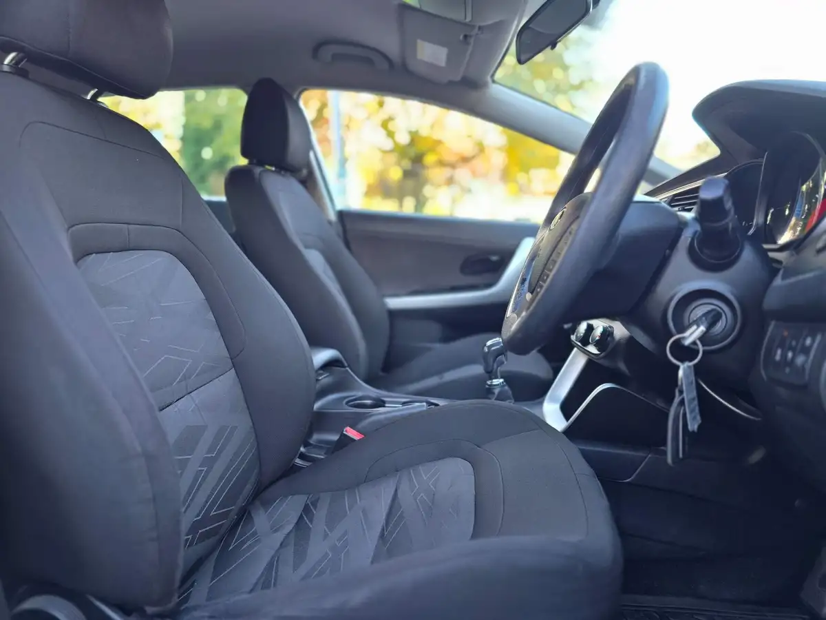 2016-kia-ceed-16crdi-1-hatchback-big-8