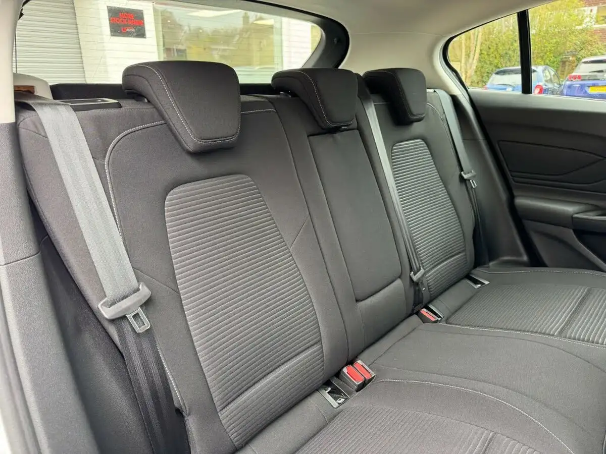 2019-ford-focus-10t-titanium-hatchback-big-18