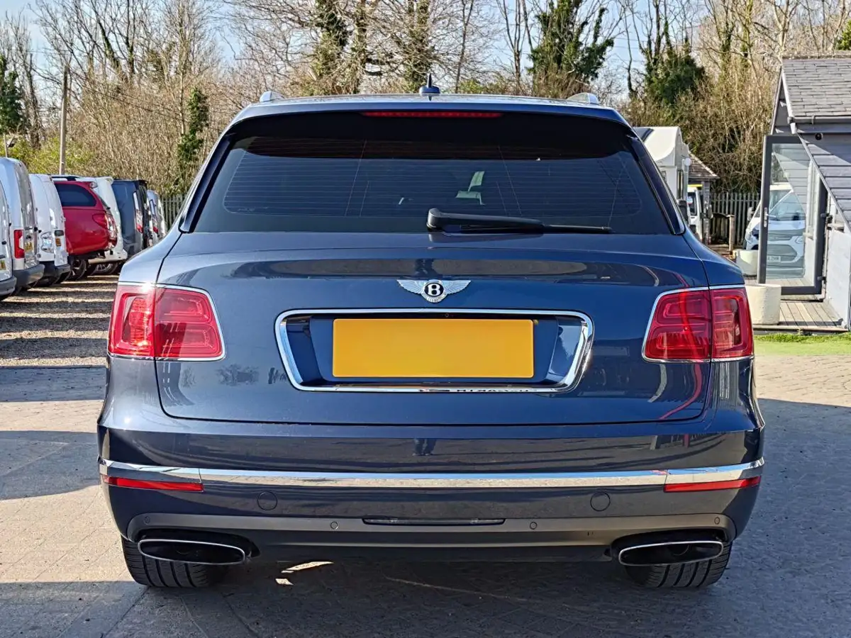 2016-bentley-bentayga-60-w12-big-46