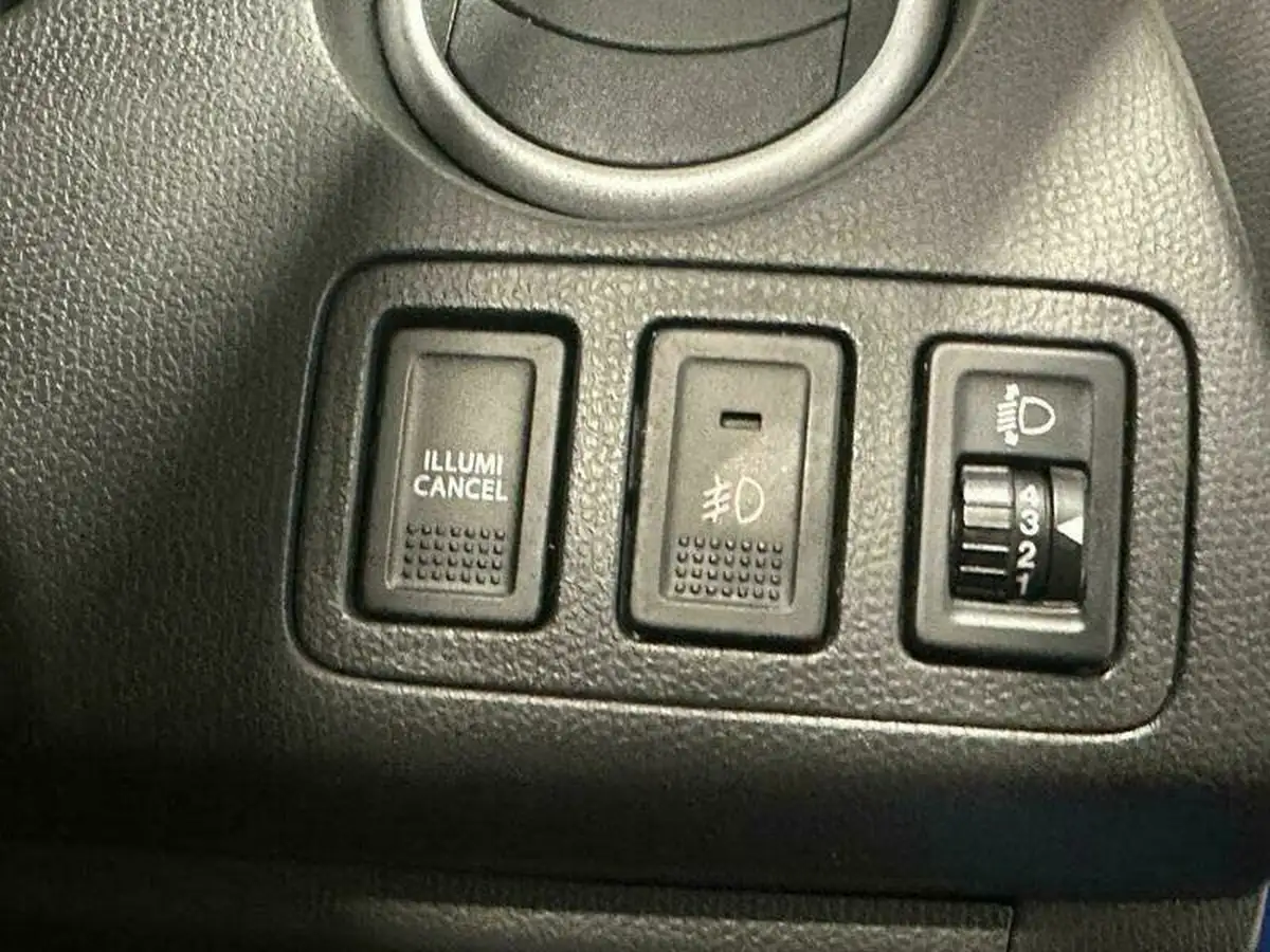 2010-suzuki-swift-15-sz4-big-25