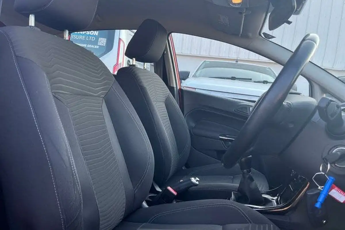 2015-ford-fiesta-125-zetec-5d-big-16