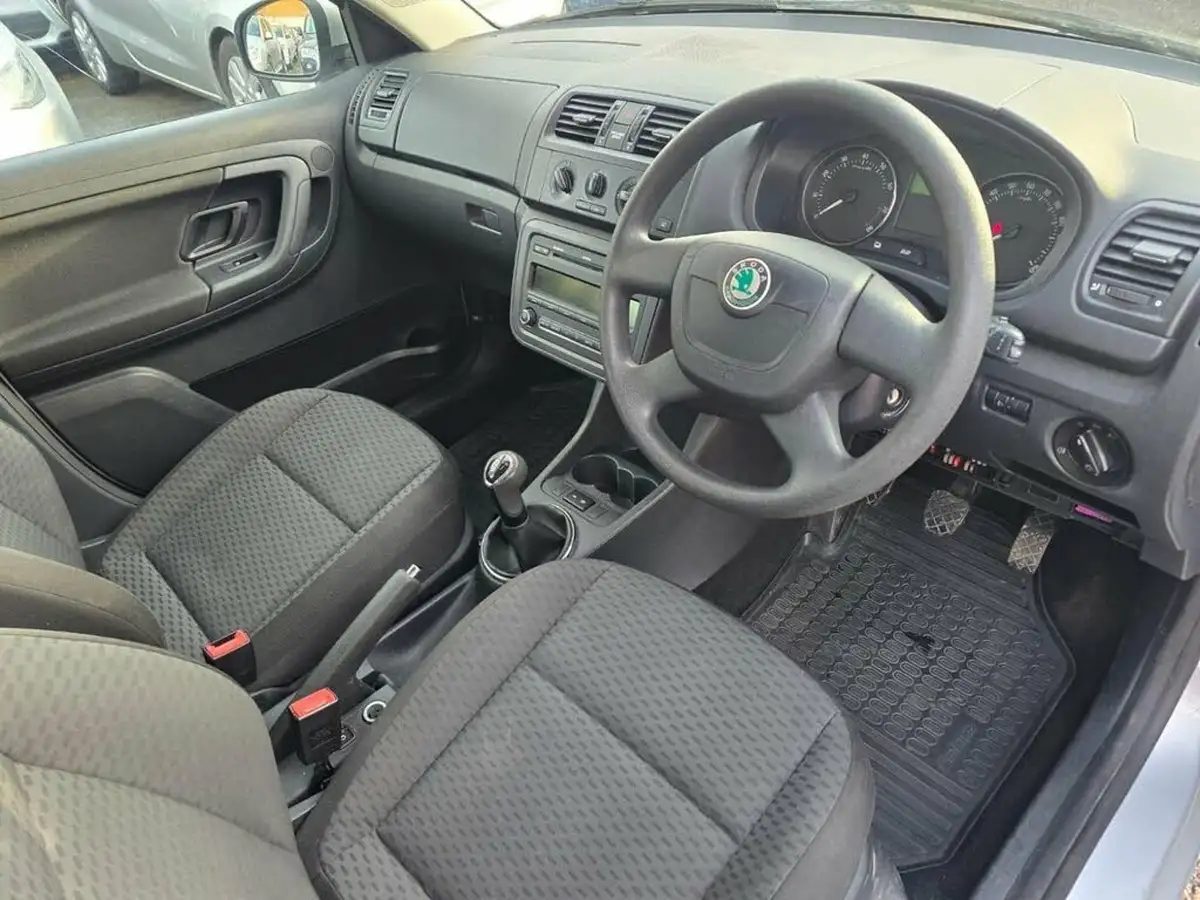 2012-skoda-fabia-12-se-70bhp-hatchback-1198cc-big-9
