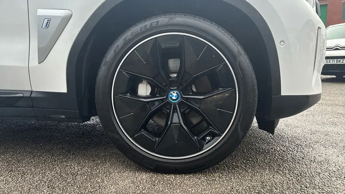 2021-bmw-ix3-e-premier-edition-big-19