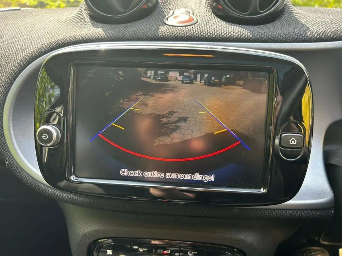 2021-smart-forfour-eq-premium-big-10