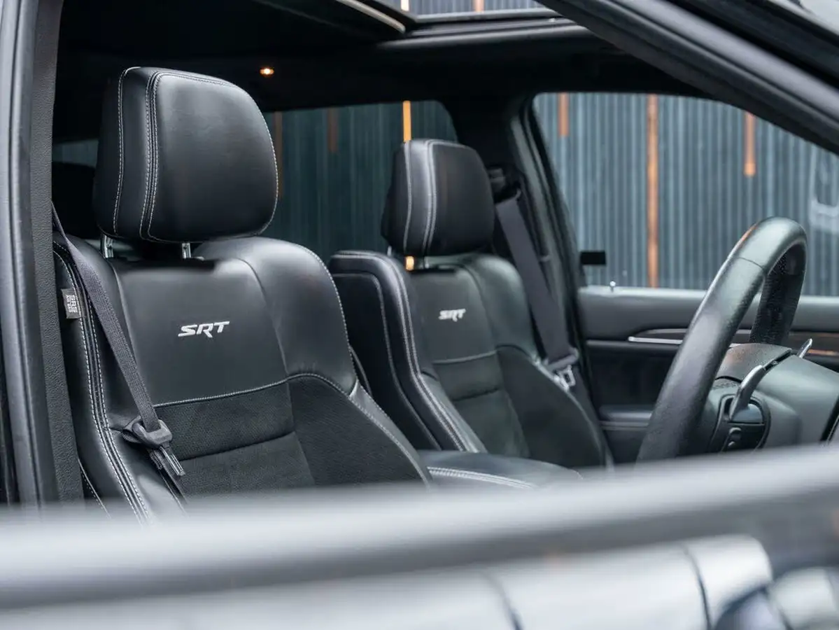 2017-jeep-grand-cherokee-64-hemi-srt-big-36