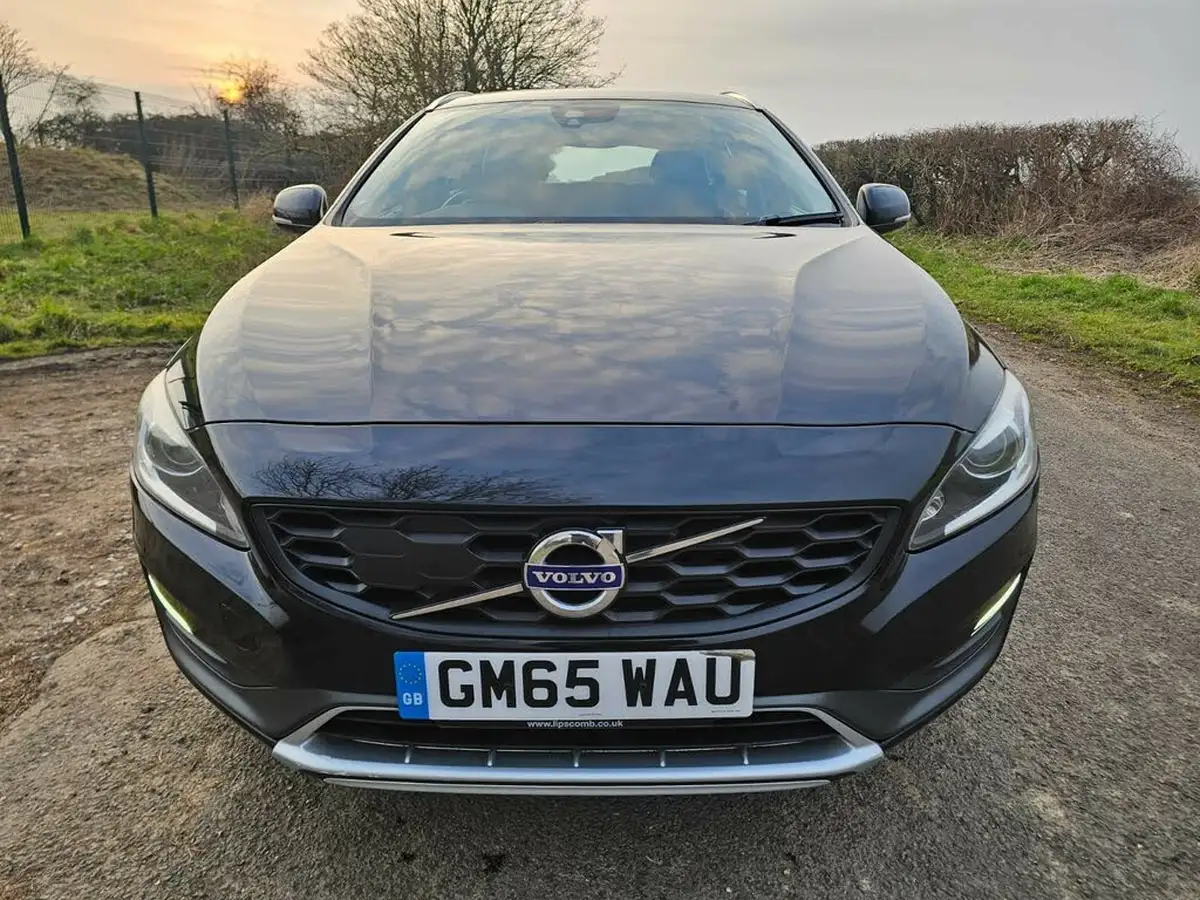2016-volvo-v60-20td-d3-cross-country-lux-nav-big-1