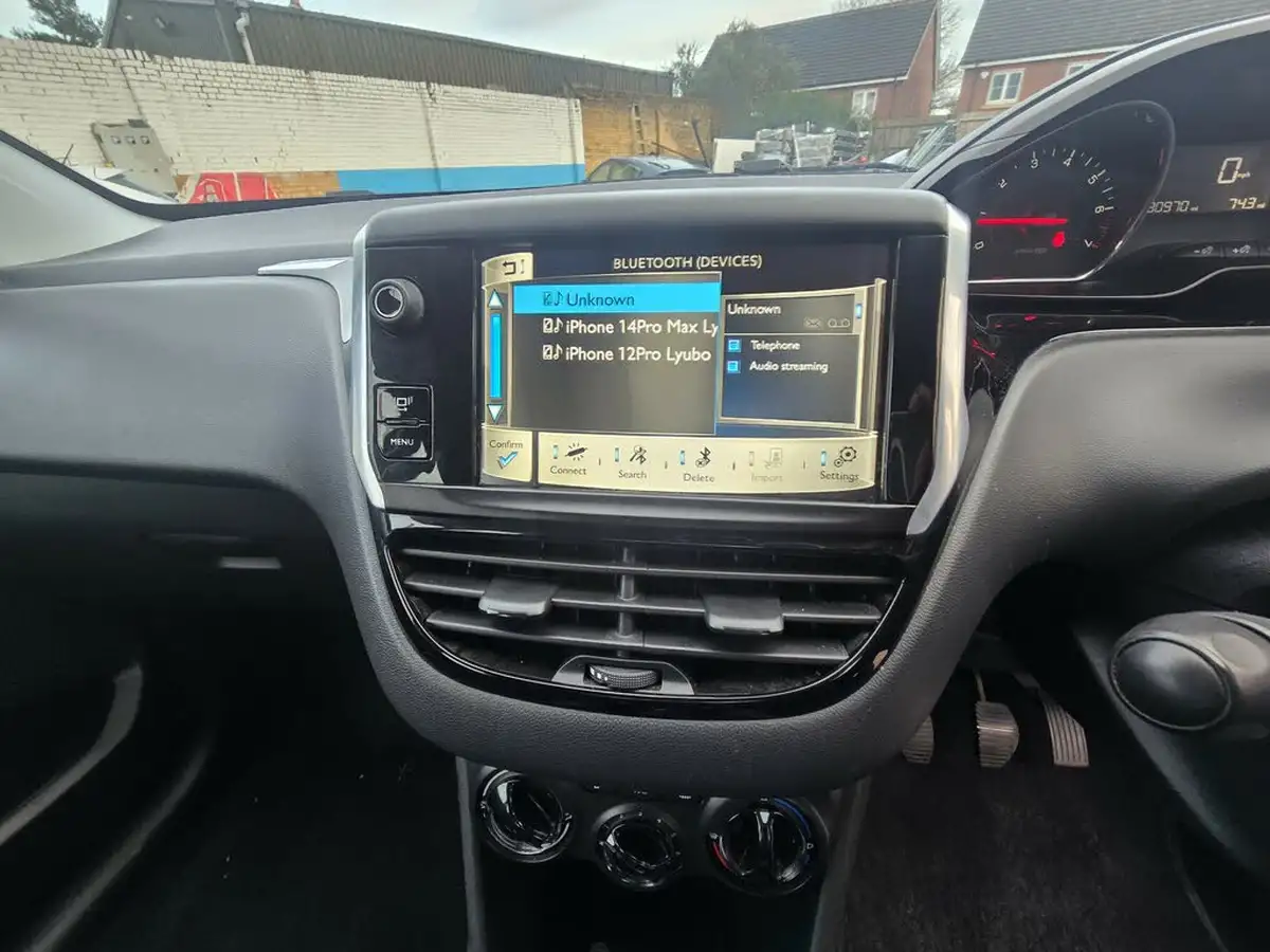 2014-peugeot-208-12-active-vti-5d-big-6