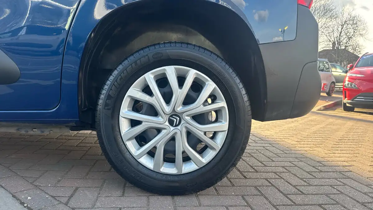 2024-citroen-berlingo-15-bluehdi-feel-m-size-ss-100pseu6d-big-14