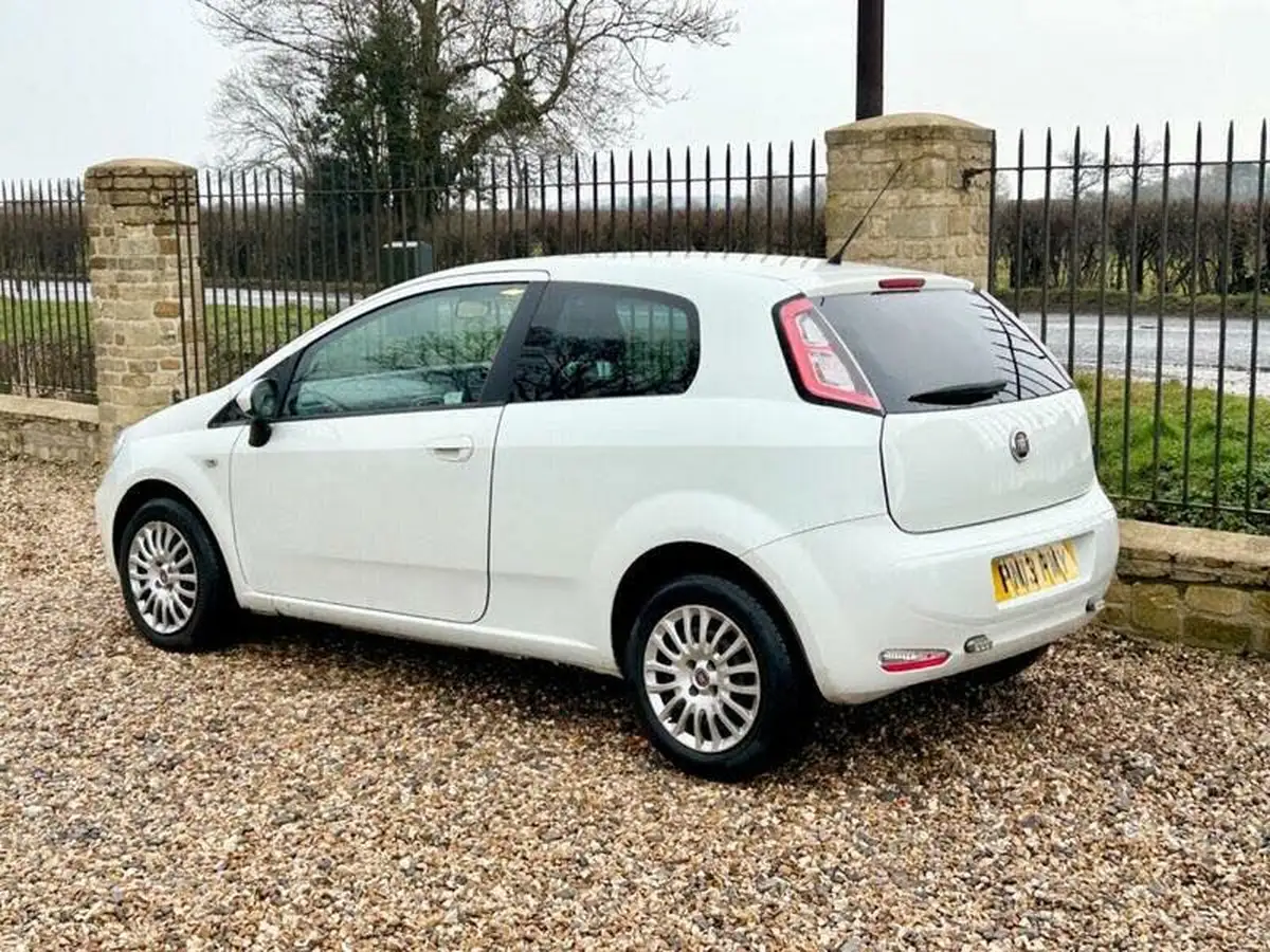 2013-fiat-punto-big-14