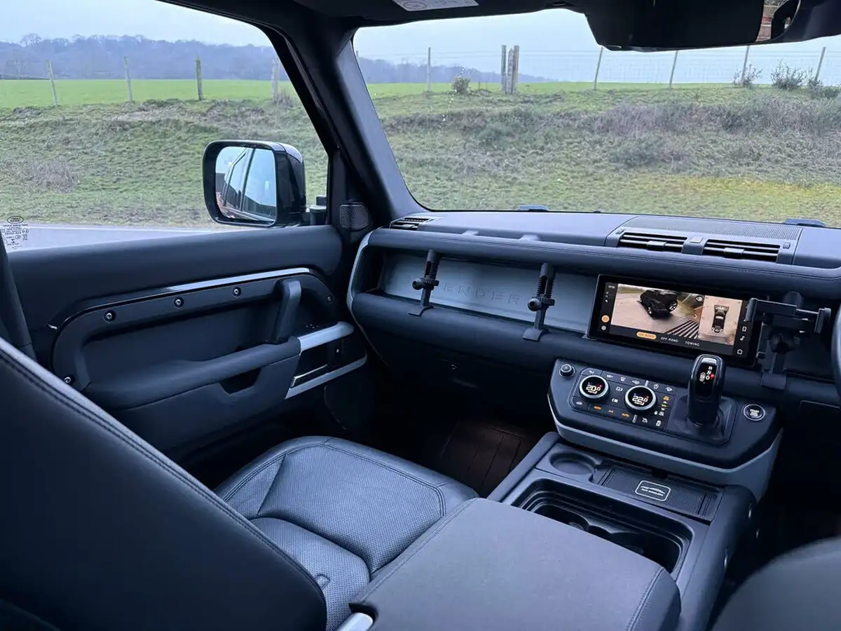 2021-land-rover-110-defender-30-d250-se-big-39