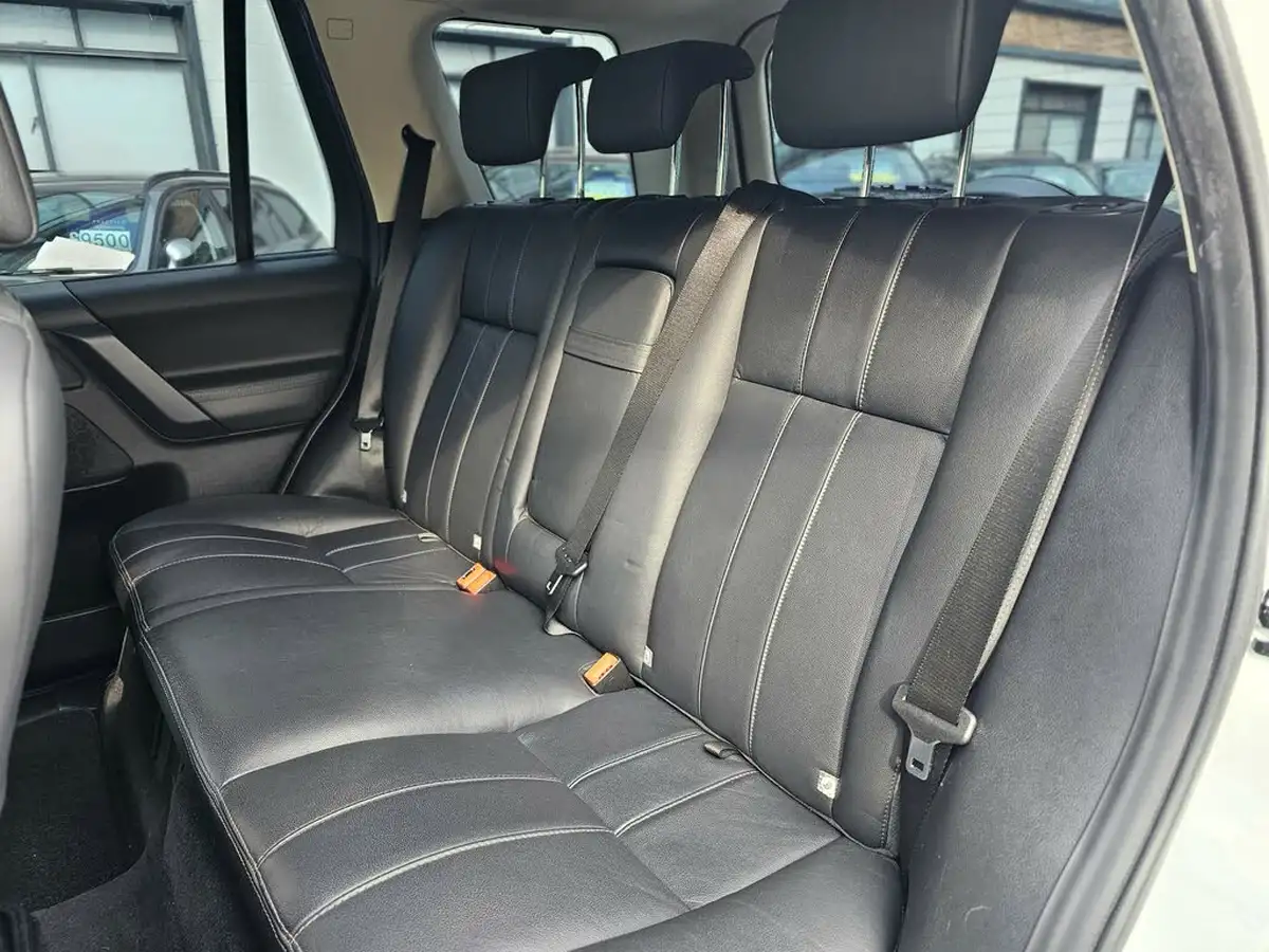 2011-land-rover-freelander-2-32-4x4-big-22