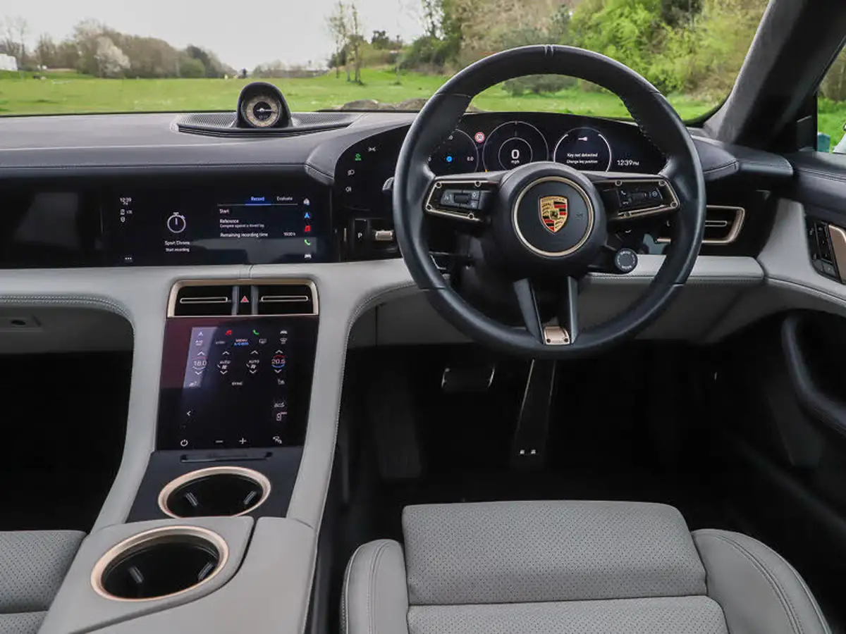 2021-porsche-taycan-e-turbo-big-6