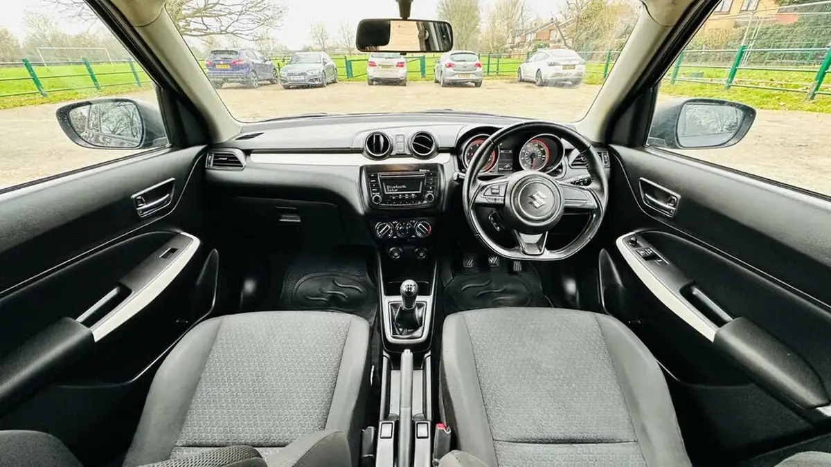 2019-suzuki-swift-12-dualjet-attitude-big-2