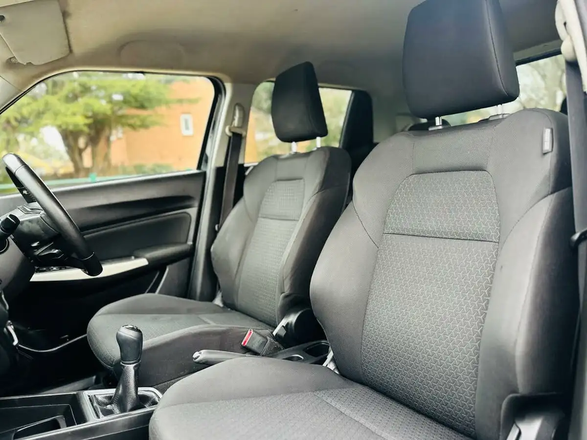 2019-suzuki-swift-12-dualjet-attitude-big-26