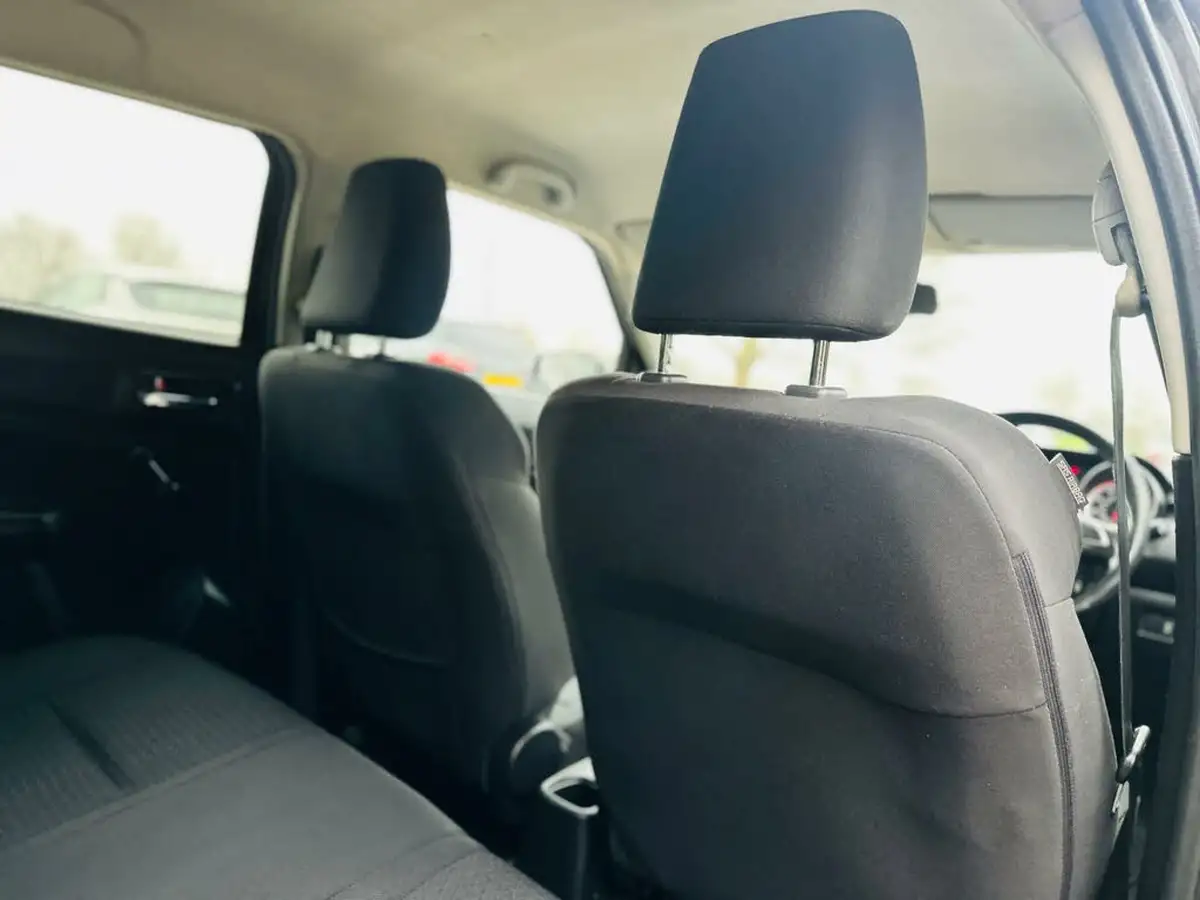 2019-suzuki-swift-12-dualjet-attitude-big-30