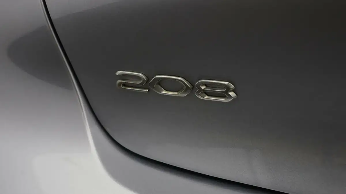 2021-peugeot-208-12-puretech-allure-100bhp-eat8-big-19