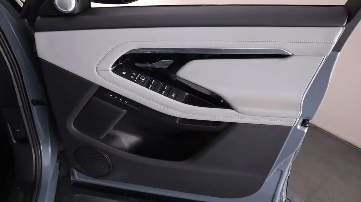 2021-land-rover-range-rover-evoque-15-p300e-autobiography-big-14