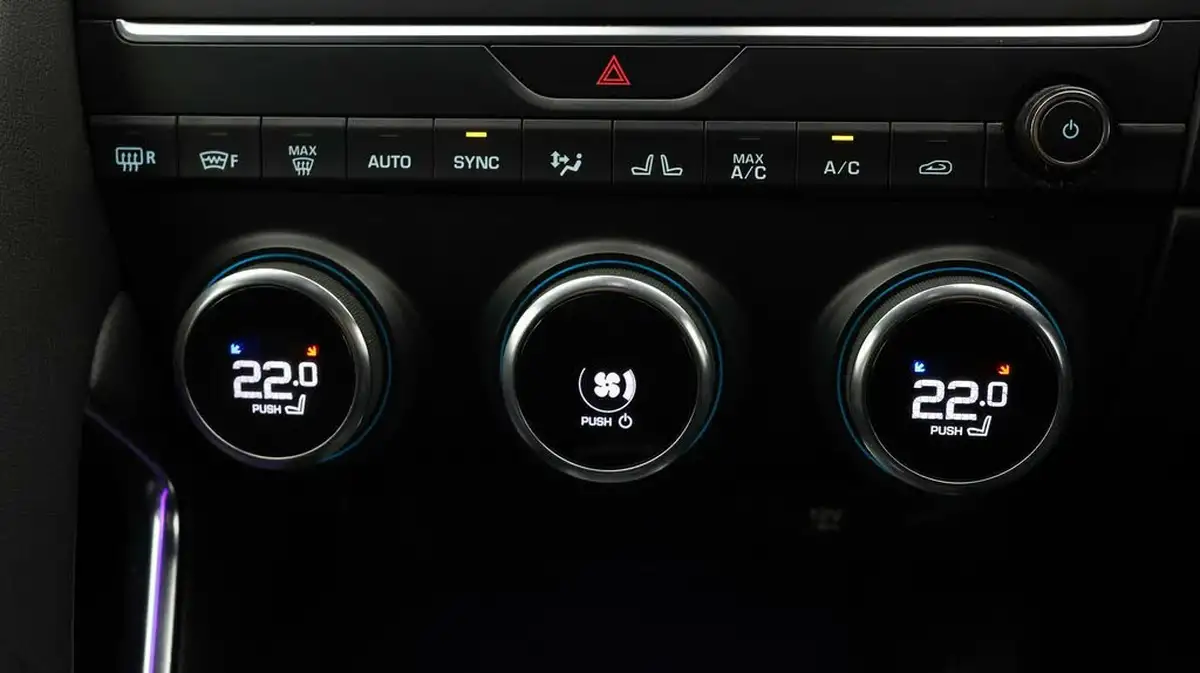 2018-jaguar-e-pace-20-i4d-first-edition-big-12