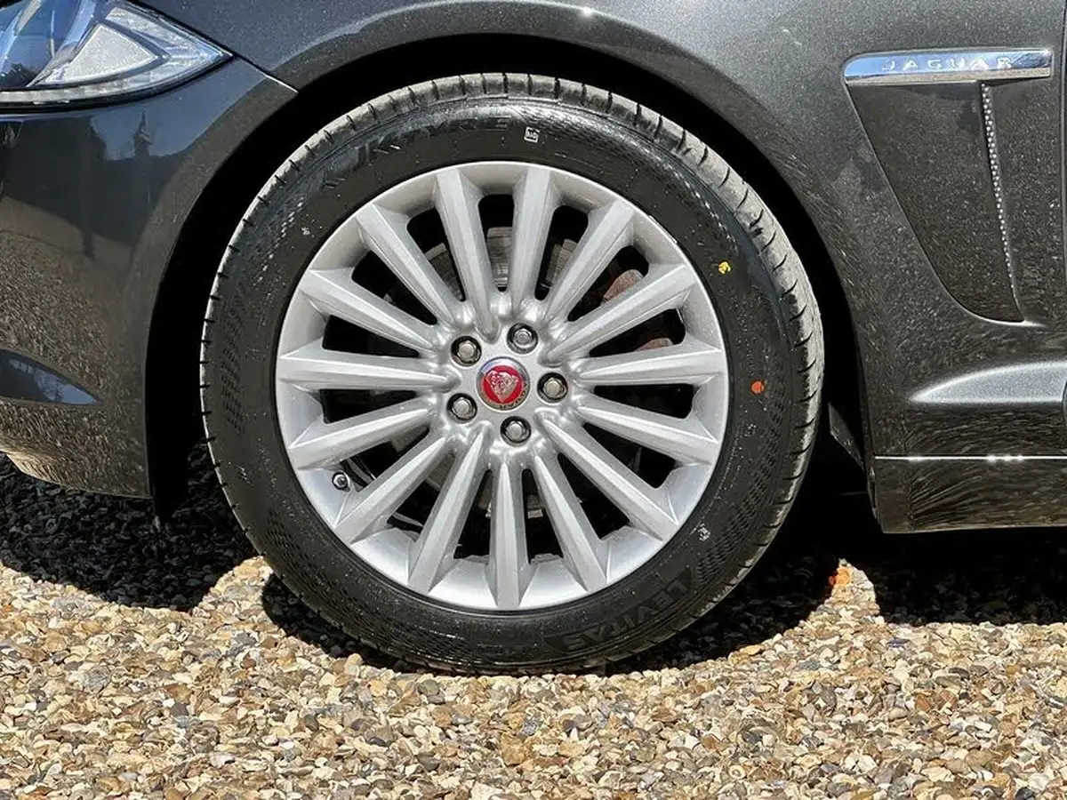 2015-jaguar-xf-22td-luxury-200ps-saloon-4d-big-38
