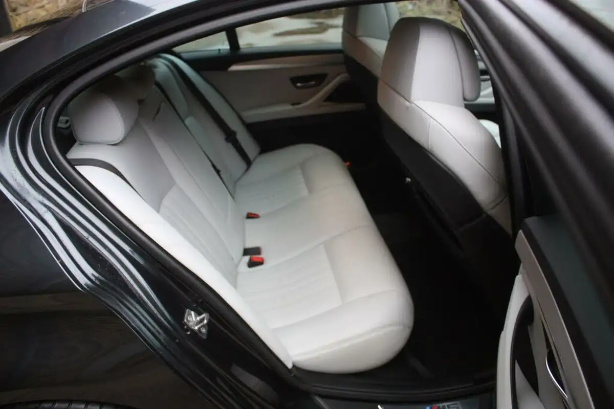 2012-bmw-5-series-44-m5-560bhp-m-dct-big-12