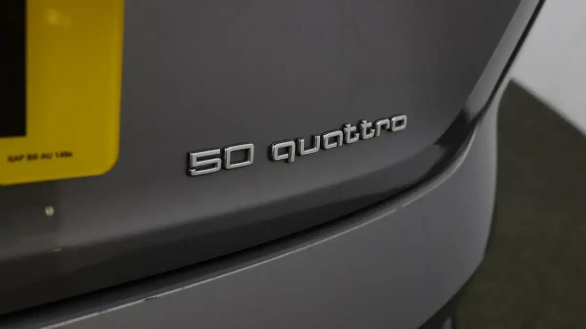 2021-audi-e-tron-50e-technik-station-wagon-big-19