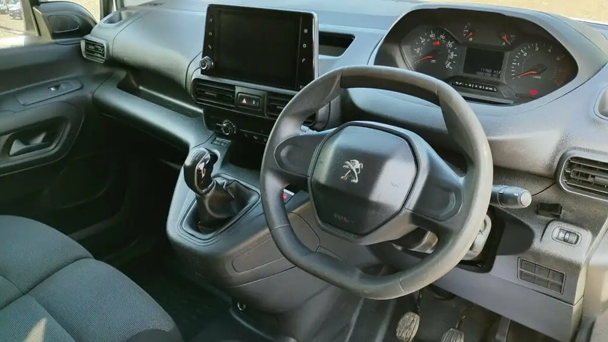 2020-peugeot-partner-15-bluehdi-1000-professional-100ps-eu6dt-panel-big-14