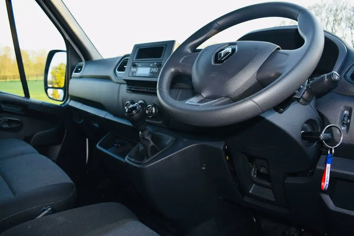 2023-renault-master-23dci-lm35-135-business-panel-big-10