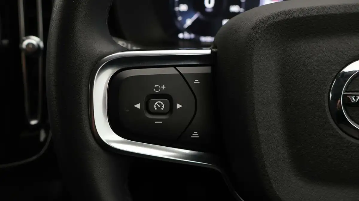 2022-volvo-xc40-15-t3-momentum-big-23