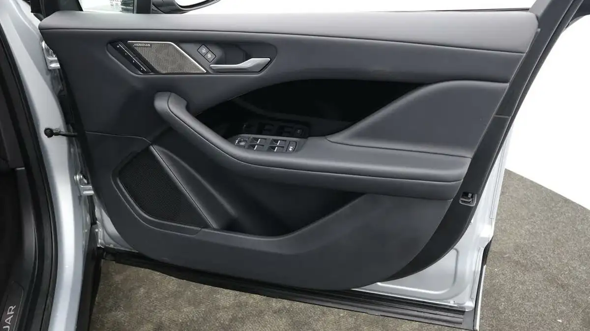 2021-jaguar-i-pace-ev400-se-big-14