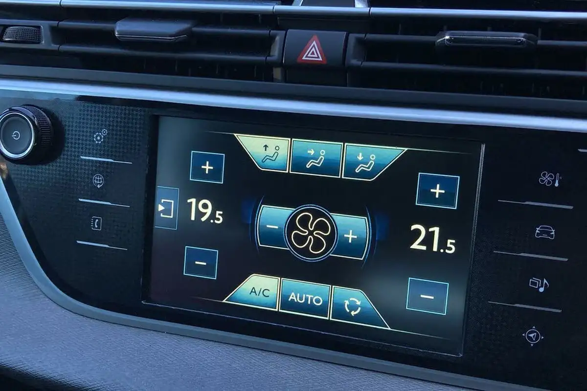 2016-citroen-grand-c4-picasso-16bluehdi-exclusive-big-17