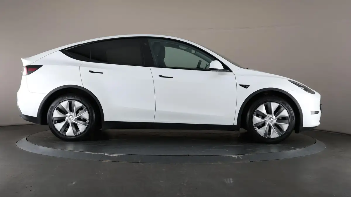 2022-tesla-model-y-e-long-range-big-53