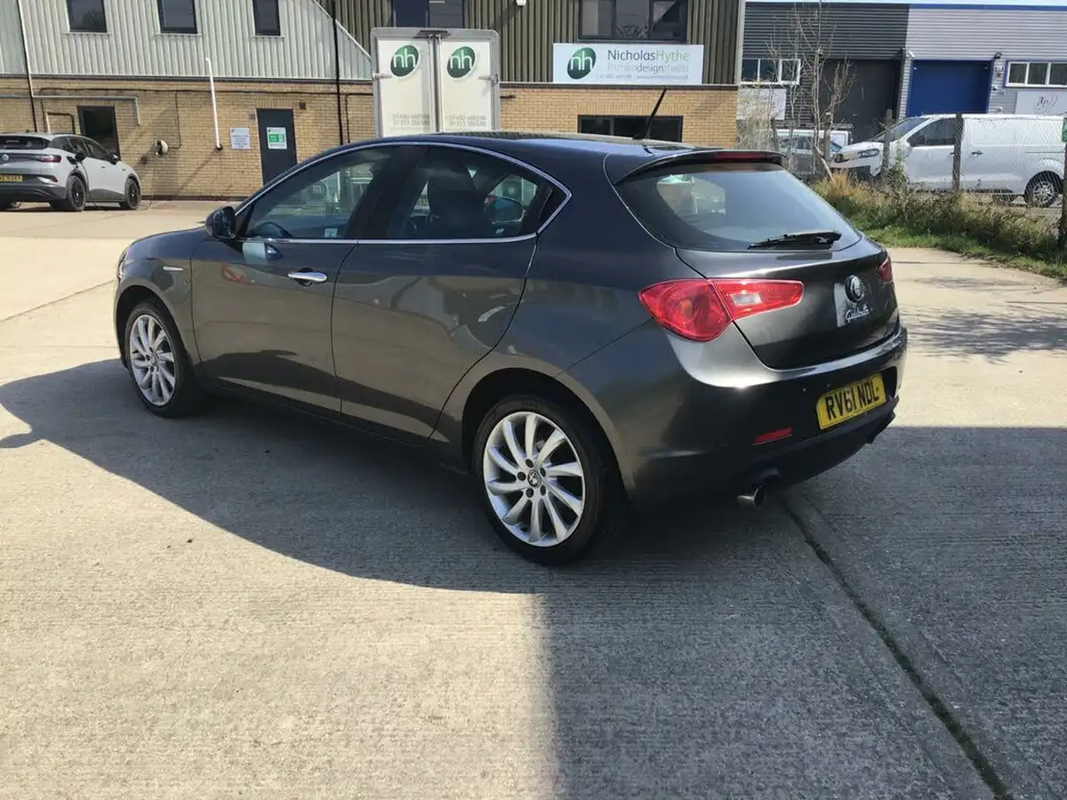 2011-alfa-romeo-giulietta-20td-lusso-140-bhp-big-13