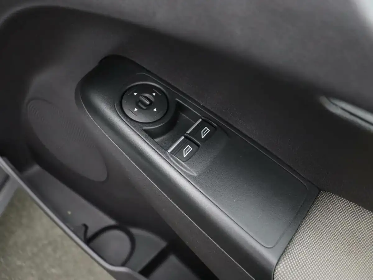 2020-ford-tourneo-courier-15tdci-titanium-big-13