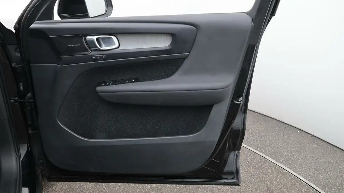2021-volvo-xc40-20-b4-inscription-197bhp-geartronic-big-15