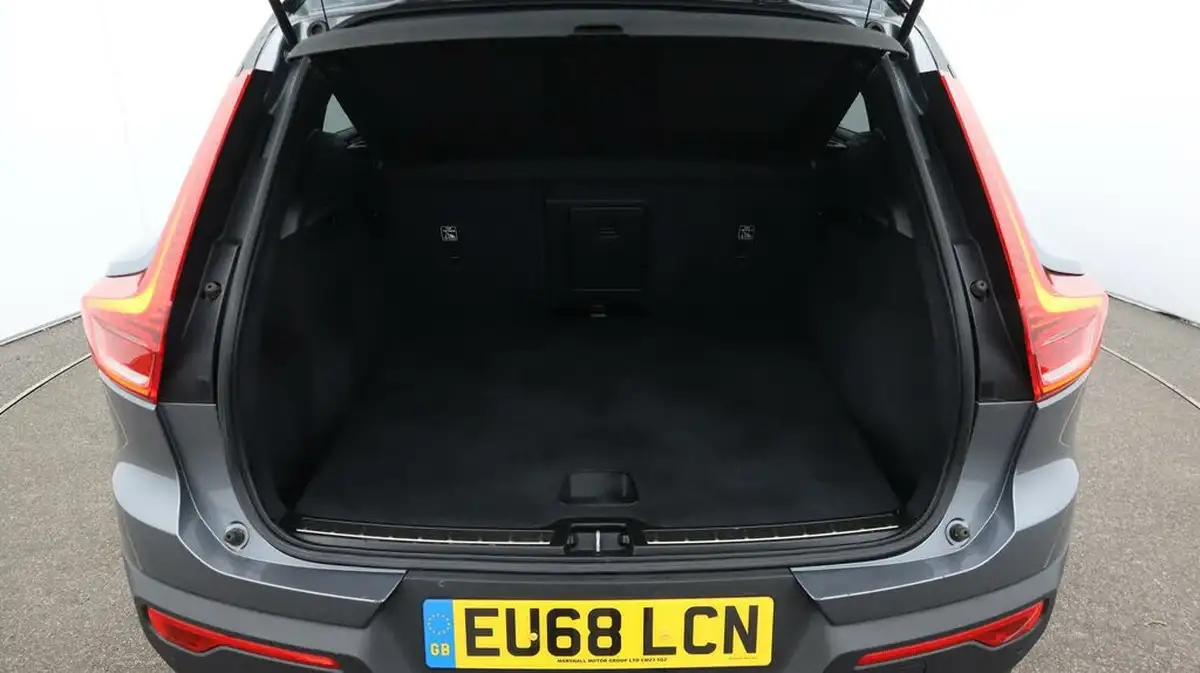 2018-volvo-xc40-20td-d4-r-design-big-17