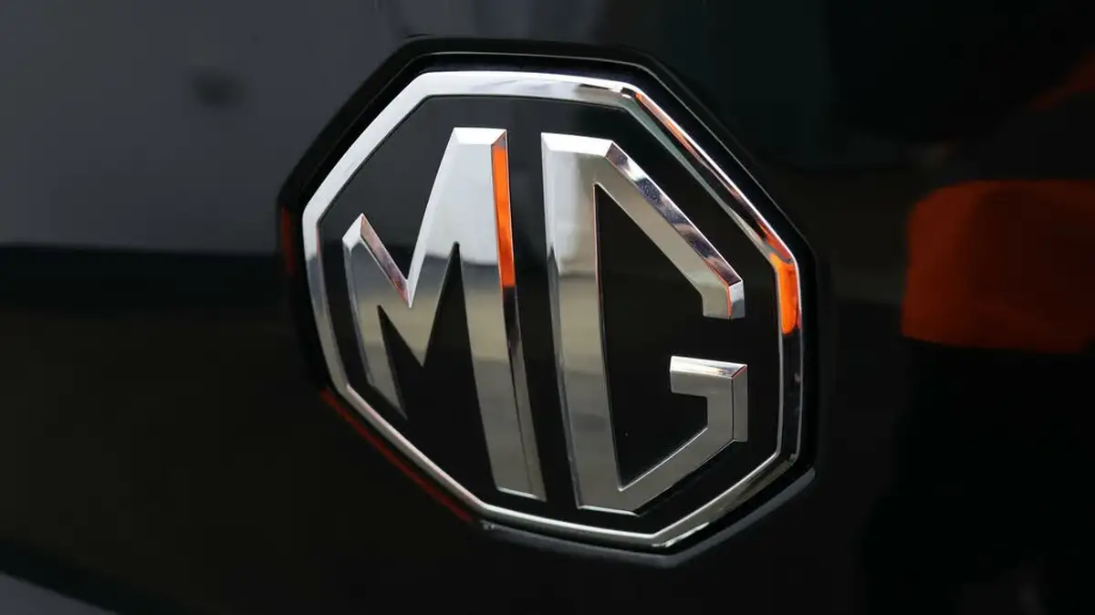 2023-mg-zs-suv-e-trophy-ev-156ps-long-range-big-18