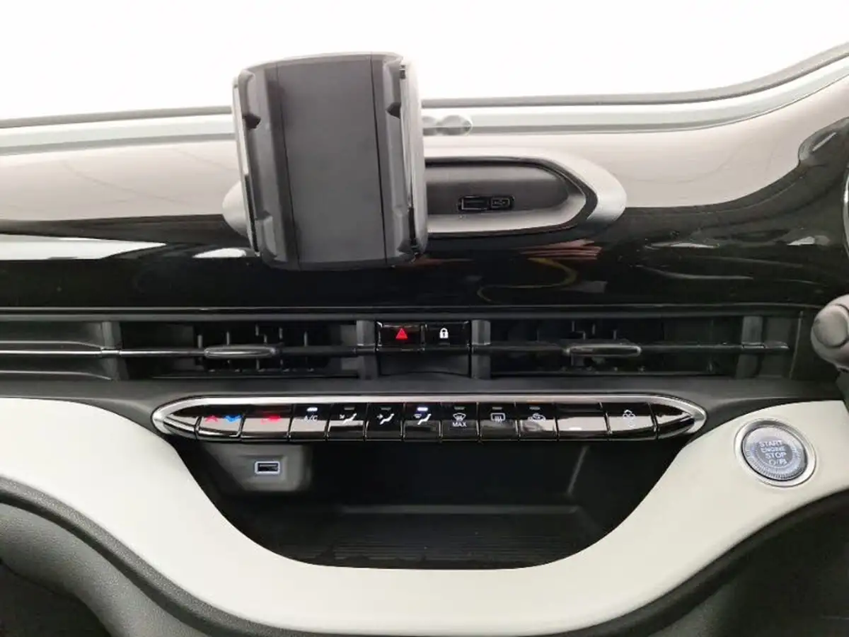 2021-fiat-500-e-action-big-16