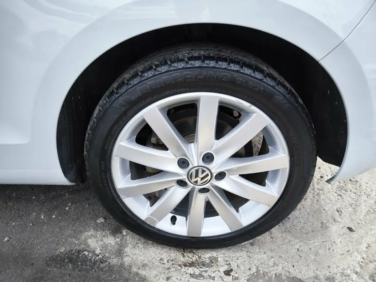 2012-volkswagen-golf-big-21