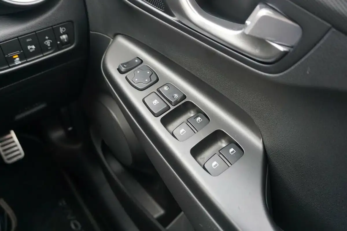 2023-hyundai-kona-e-se-connect-big-17