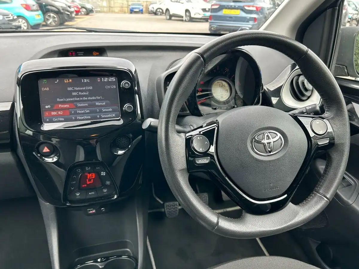 2014-toyota-aygo-10-vvt-i-x-clusiv-5d-big-10