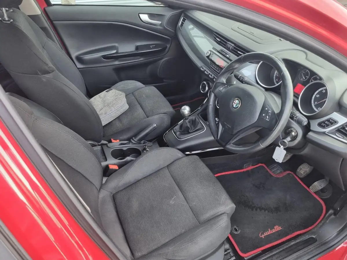 2013-alfa-romeo-giulietta-16td-lusso-big-14