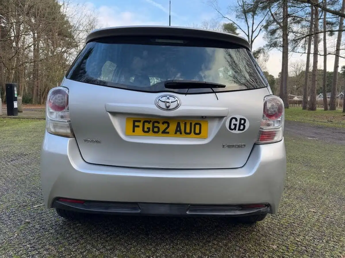 2012-toyota-verso-20td-tr-big-10