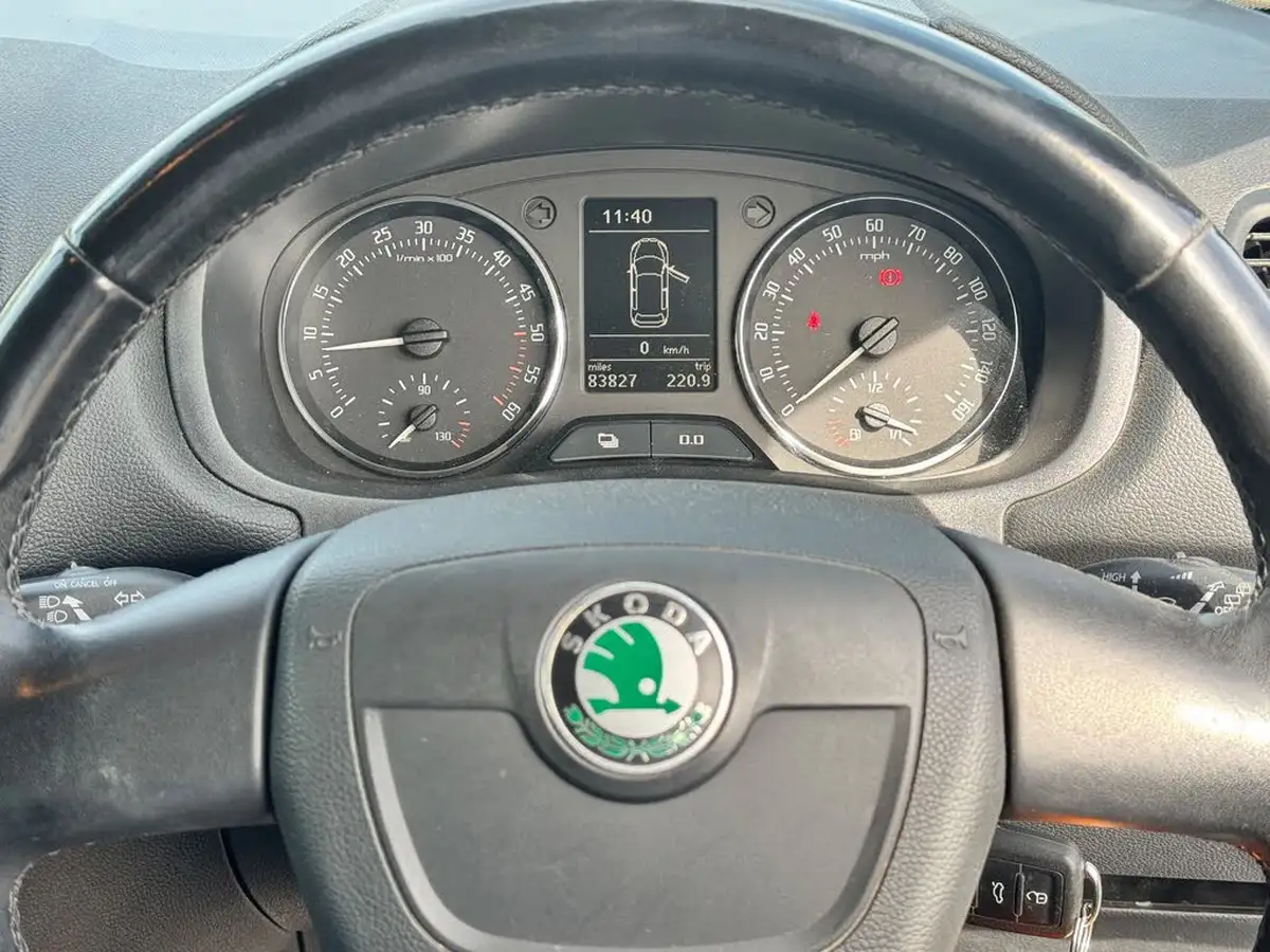 2010-skoda-fabia-16td-elegance-105bhp-dpf-hatchback-big-14
